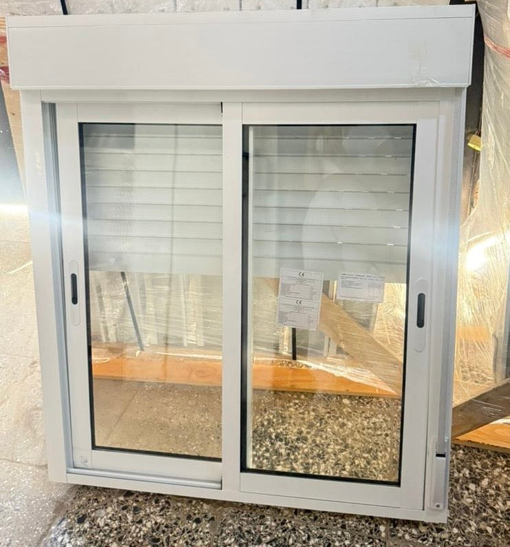 Ventana de cristal impacto con cortinas
